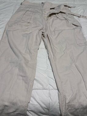 Women‘s Light Beige Pants - Casual Utility Style